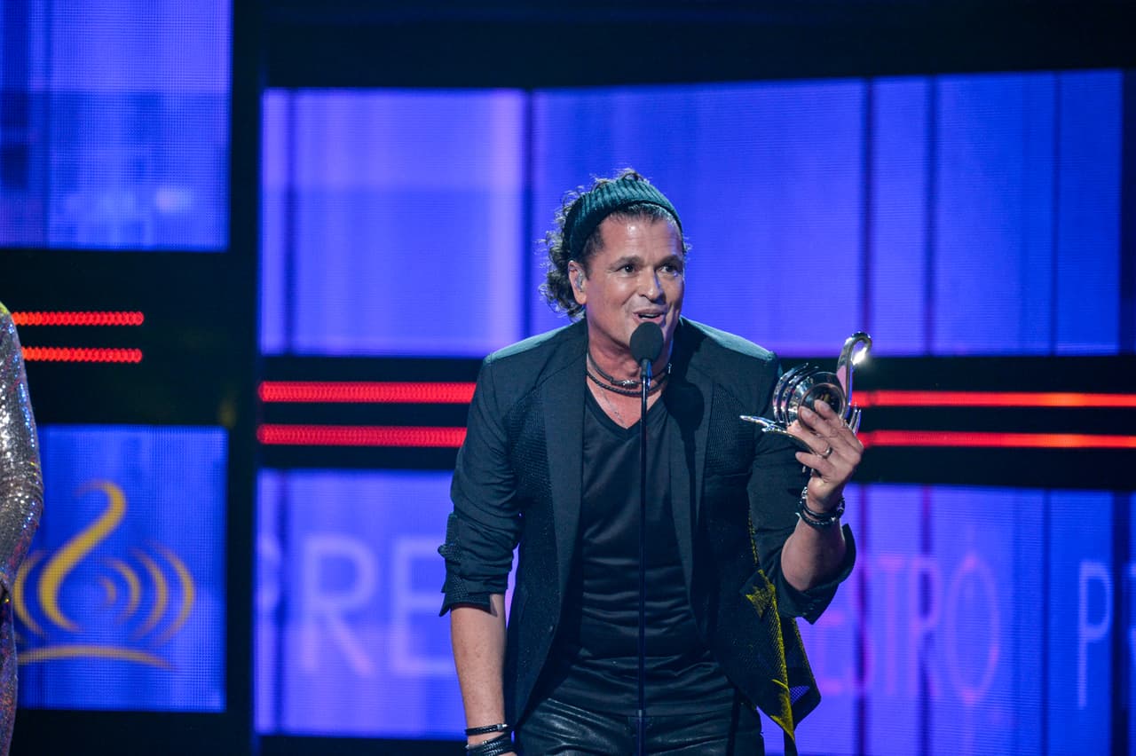 Visiblemente emocionado Carlos Vives recibió el Premio a la Excelencia de Premio Lo Nuestro.