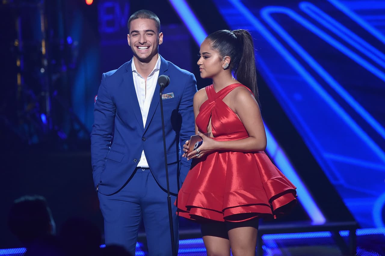 Un año después, el intérprete de 'Felices los cuatro' regresó al show, esta vez como presentador. Con su cabellera más corta, acompañó a Becky G en el escenario.