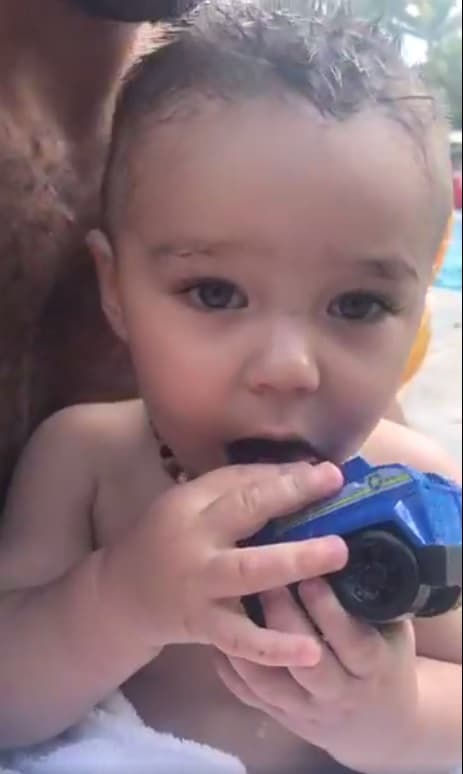 A Diego, el hijo de Ariadne Díaz y Marcus Ornellas le compraron juguetes, él decidió entretenerse con un carrito que le prestó otro niño que estaba en el mismo lugar.