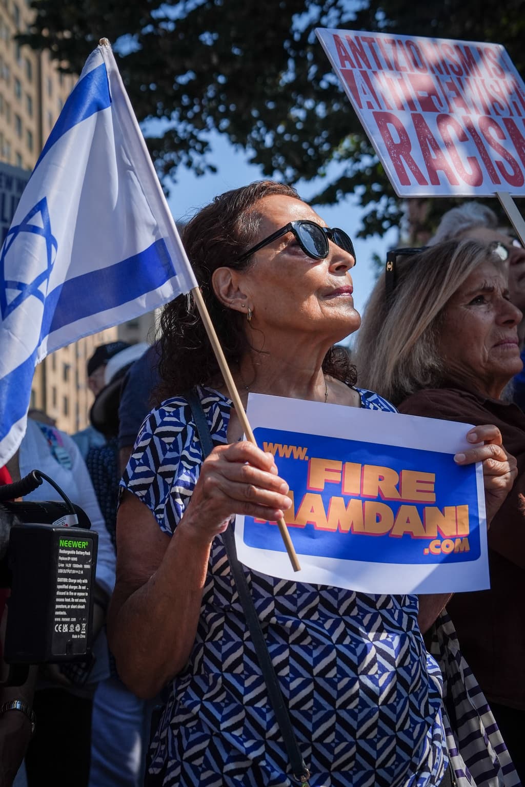 En entrevista con Maria Bartiromo, del programa 'Sunday Morning Futures', 
<b>Benjamin Netanyahu reaccionó</b> a las 
<b>amenazas de arresto</b> por parte del alcalde de Nueva York, Zohran Mamdani.
<br>
<b>"Se supone que es el alcalde de todos los neoyorquinos</b>: judíos, cristianos, musulmanes, todo el mundo... Pero está intentando 
<b>enfrentar a unos contra otros</b>", expresó.