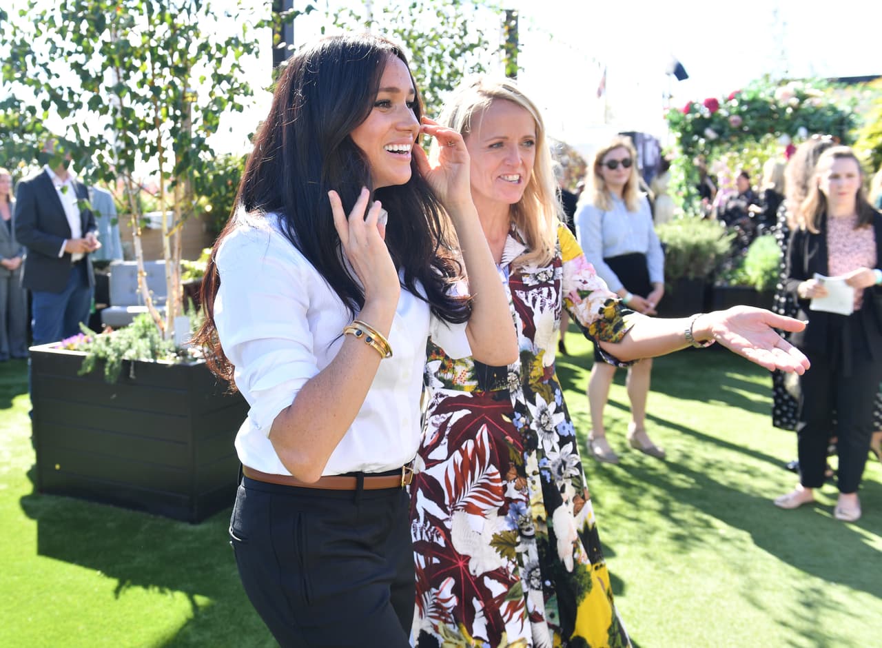En septiembre, Meghan presentó en Londres 
<b><a href="https://www.univision.com/famosos/meghan-markle-retoma-orgullosa-sus-actividades-oficiales-presentando-la-ropa-que-ayudo-a-disenar-fotos">la colección que diseñó</a></b> junto a su amiga Mischa Nonoo y las marcas Jigsaw, John Lewis and Partners y Marks and Spencer.