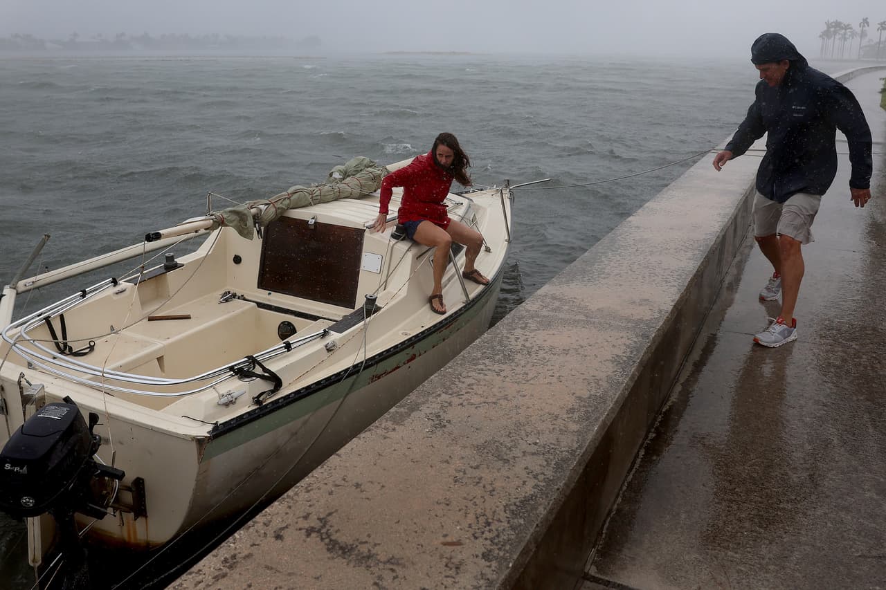 Se espera que Nicole se mueva a través del centro de Florida a lo largo del jueves por la mañana, posiblemente surja sobre el extremo noreste del Golfo de México por la tarde, y luego se mueva a través del Panhandle de Florida y Georgia a finales del jueves y el viernes.