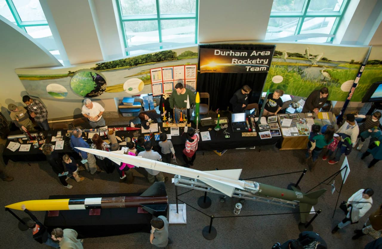 <b>Evento</b>: Astronomy Days
<br>
<b>Fechas</b>: 3 y 4 de febrero
<br>
<b>Lugar</b>: North Carolina Museum of Natural Sciences. 11 W Jones St. Raleigh, NC
<br>
<b>Sitio web</b>: 
<a href="https://naturalsciences.org/calendar/astronomy-days/">https://naturalsciences.org/calendar/astronomy-days/</a> 
<br>
<br>Vive una aventura celestial que explora las maravillas del universo a través de tecnología, telescopios, interesantes charlas de científicos y muchas actividades prácticas.