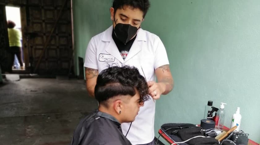 Del salón a la calle: el barbero que retomó la vieja tradición de cortar el pelo forzado por la pandemia
