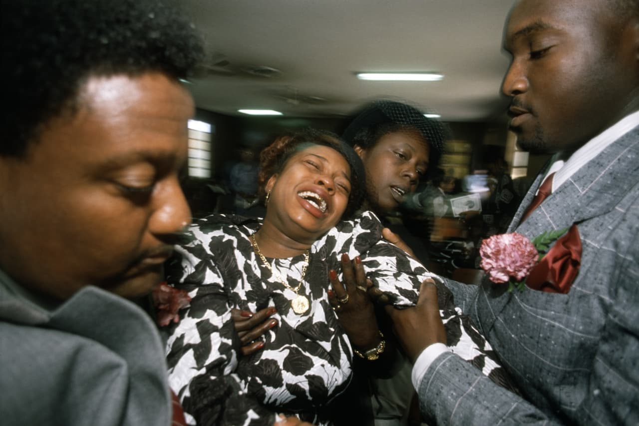 <b>La madre de una persona asesinada</b> durante los disturbios raciales que se llevaron a cabo en Miami, durante el funeral. Entre 1982 y 1983.