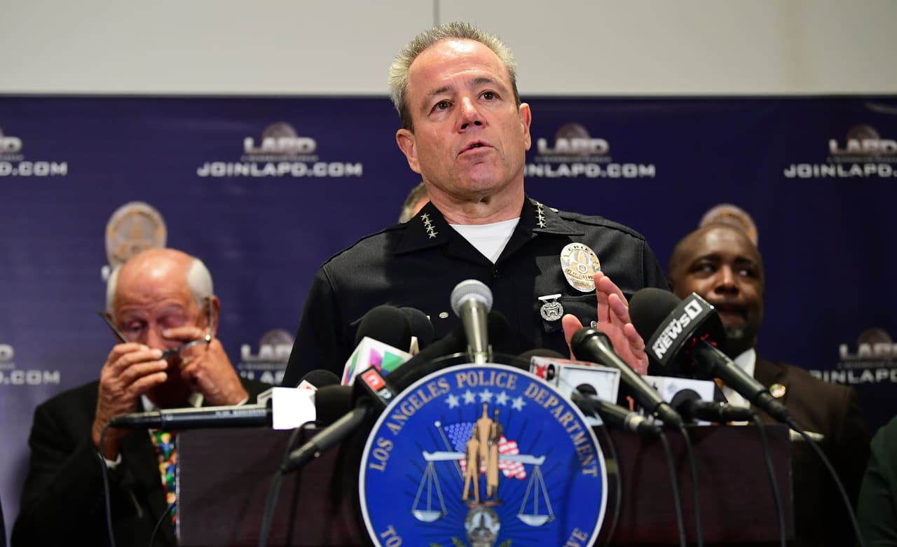 En una encuesta entre oficiales de LAPD piden la renuncia del actual jefe del departamento Michael Moore, por varias razones que incluyen pérdida de millones en fondos y falta de estrategia ante los brotes de violencia en las calles de la ciudad.