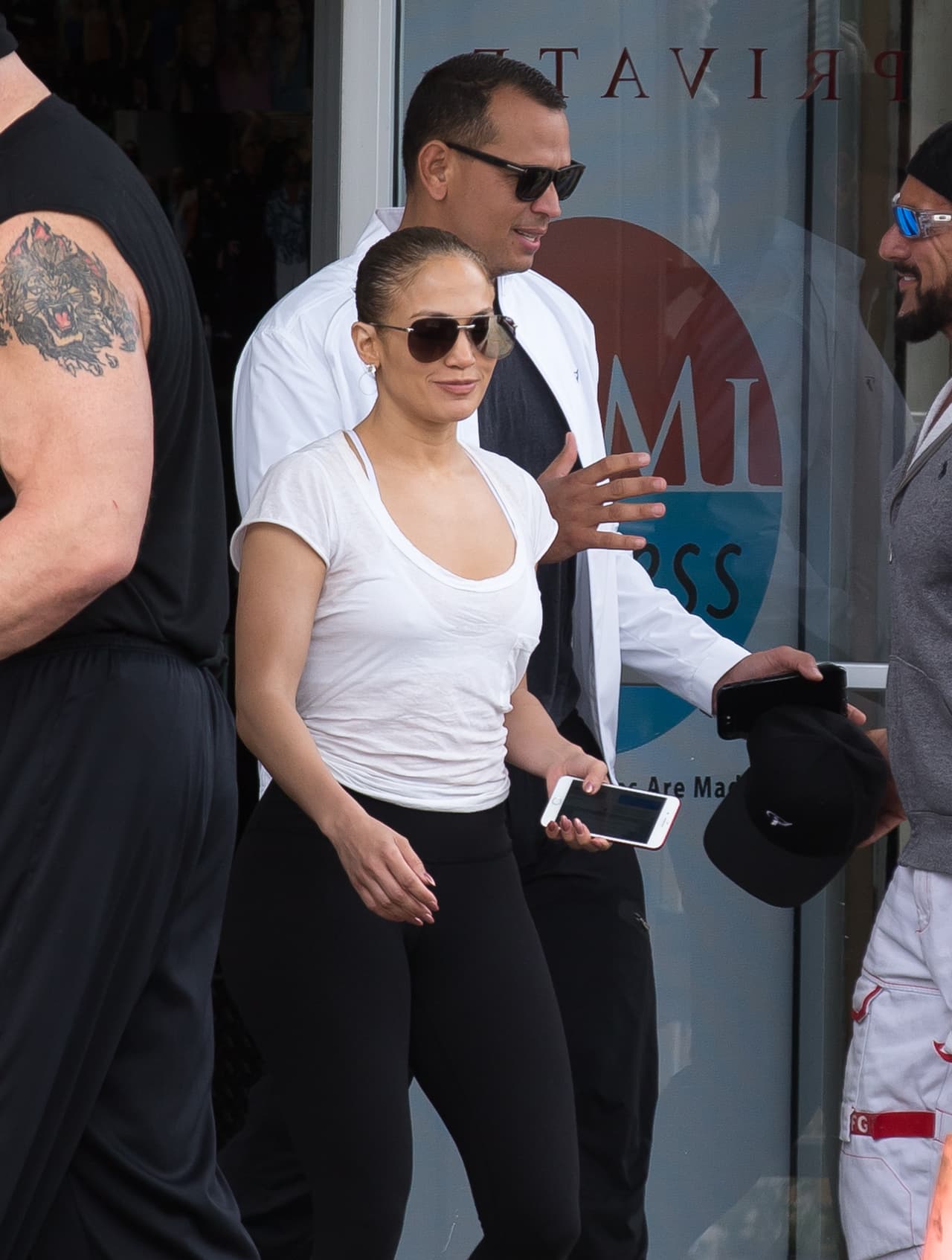 El outfit de la pareja en esta ocasión fue en riguroso negro y blanco. Ella en leggings, t-shirt anudada a la cintura y tenis Nike y él en camiseta y pantalones deportivos negros y una sudadera blanca para quedar en perfecto tono con su chica.