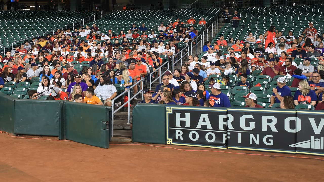 500 familiares y amigos de las víctimas de Uvalde viajaron en autobuses hasta Houston para ver el juego de los Astros y conocer algunos de los jugadores.