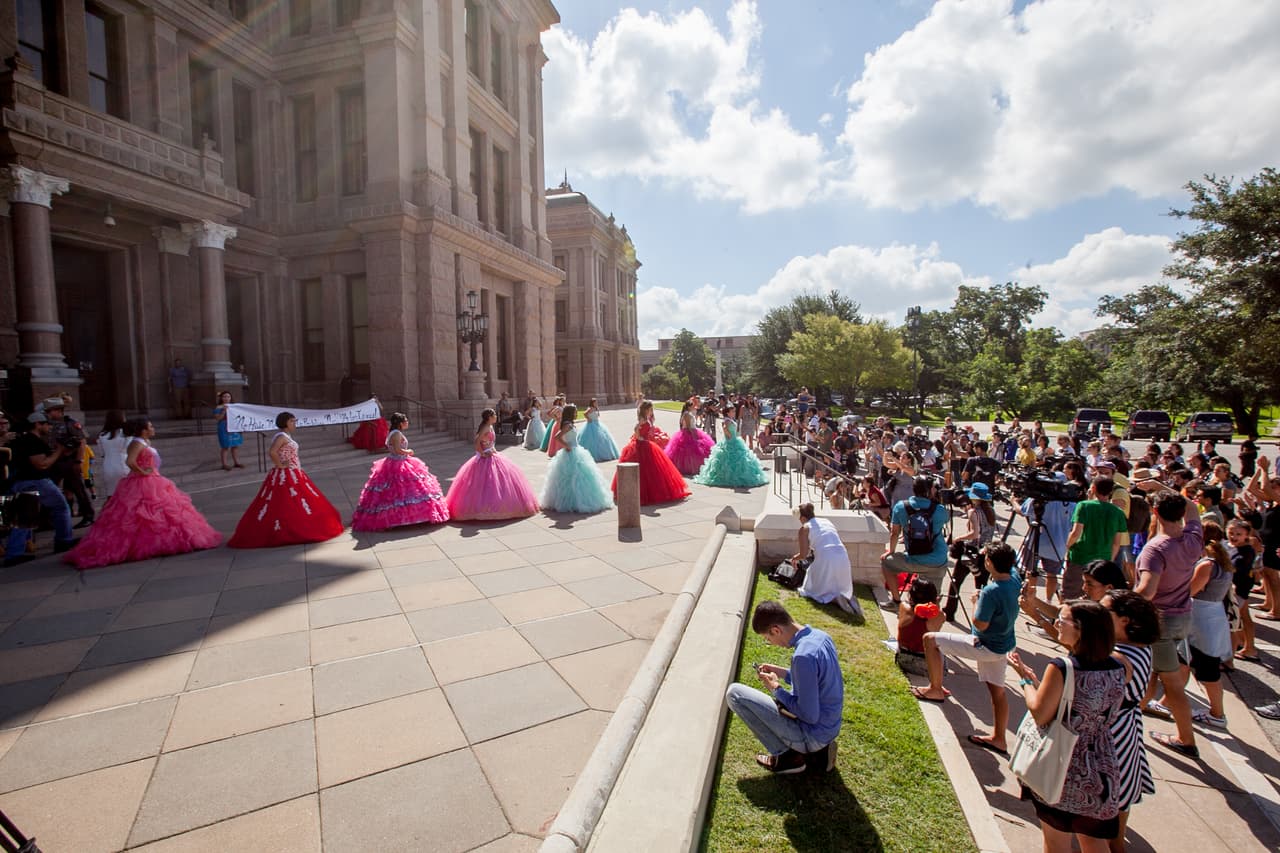 Frente a un grupo de expectadores, las jovencitas explicaron por qué están en contra de la medida.