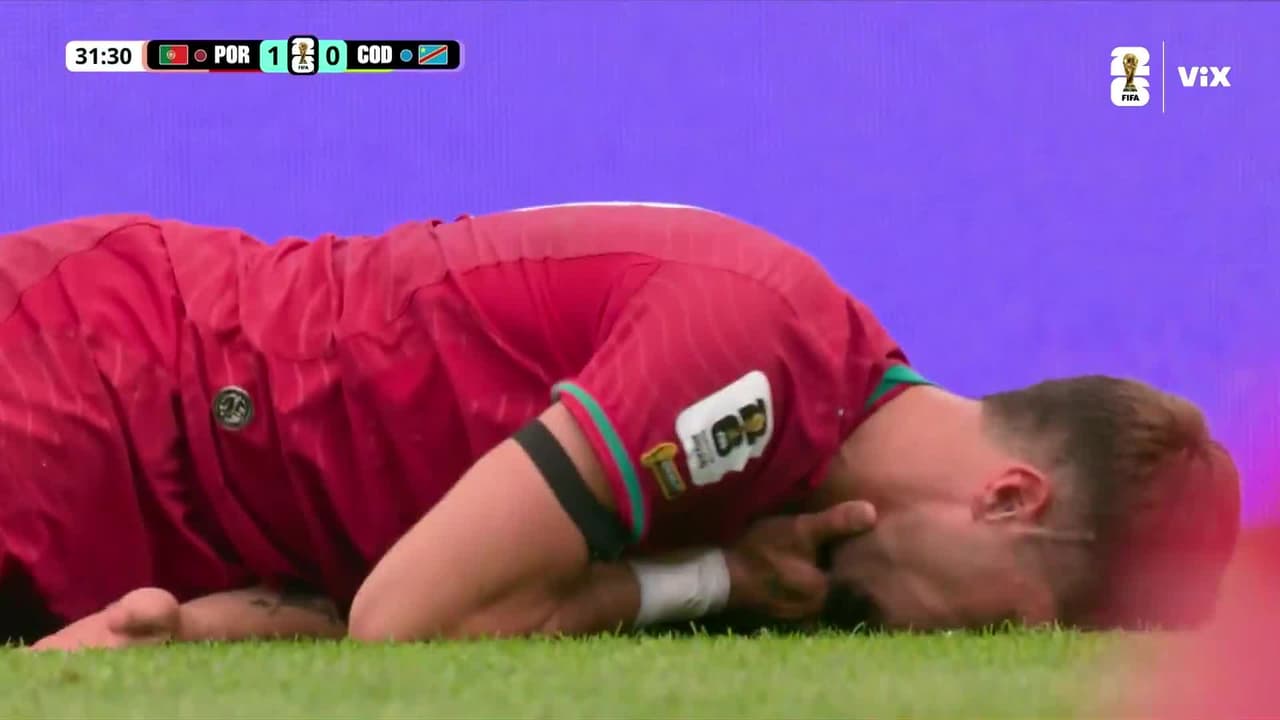¡Tremendo codazo! En la disputa del balón Pedro Neto recibe un fuerte golpe