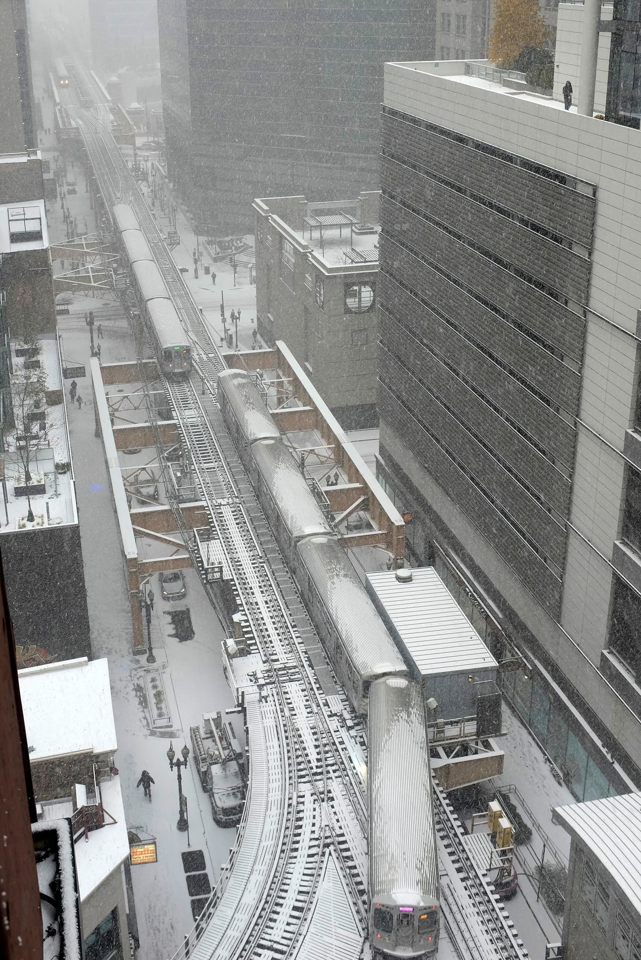 La Ciudad de los Vientos se pintó de blanco este viernes con la primera nevada del año que dejó un poco de acumulación en las calles y nos regaló fotos que parecen salidas de una postal.