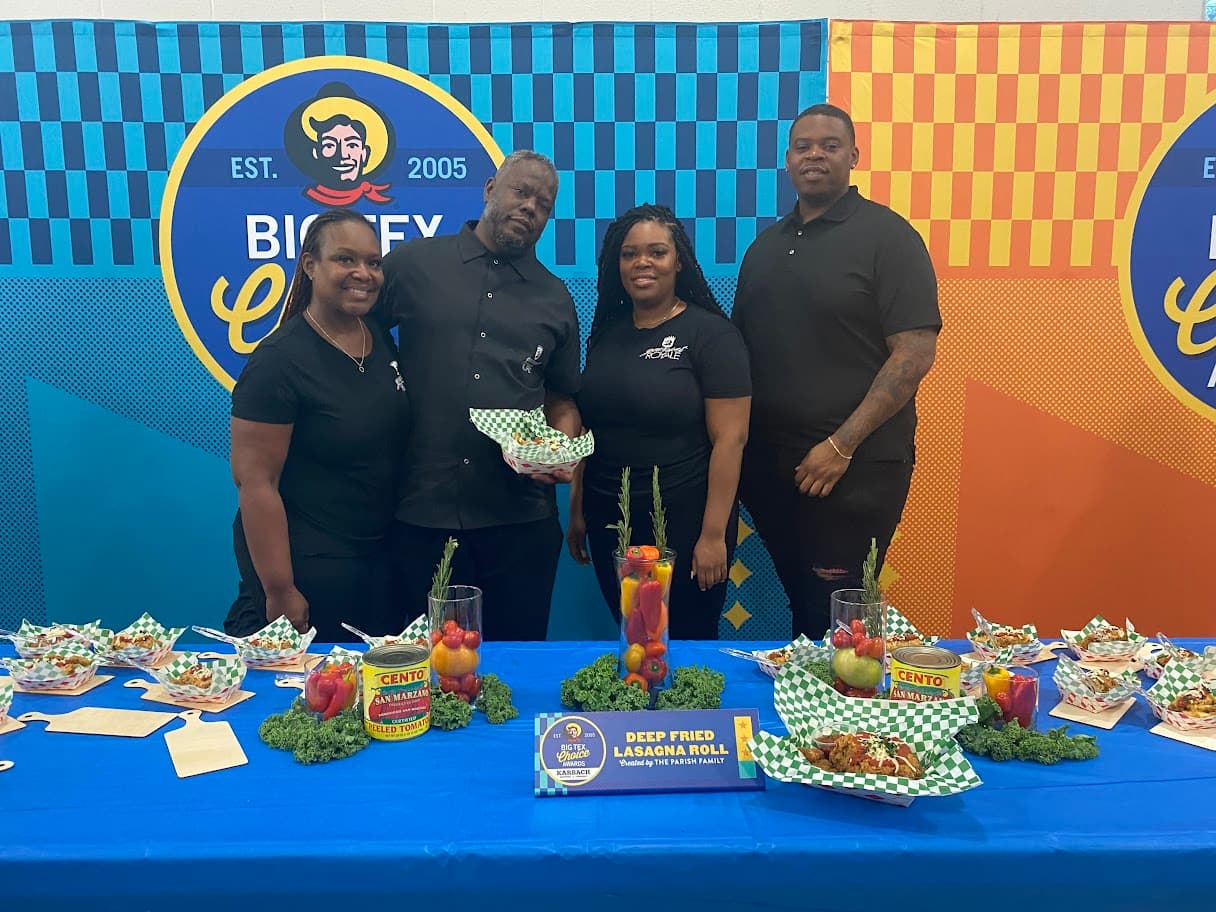 <b>Rollo de lasaña frita</b>: Pasta cubierta con ricotta, parmesano, provolone y queso mozzarella fresco y salsa de carne casera. Luego se enrolla, se sumerge en una masa de queso cheddar y hierbas y se fríe hasta que se dore. Se sirve con salsa marinara y una guarnición de papas fritas con calabacín.