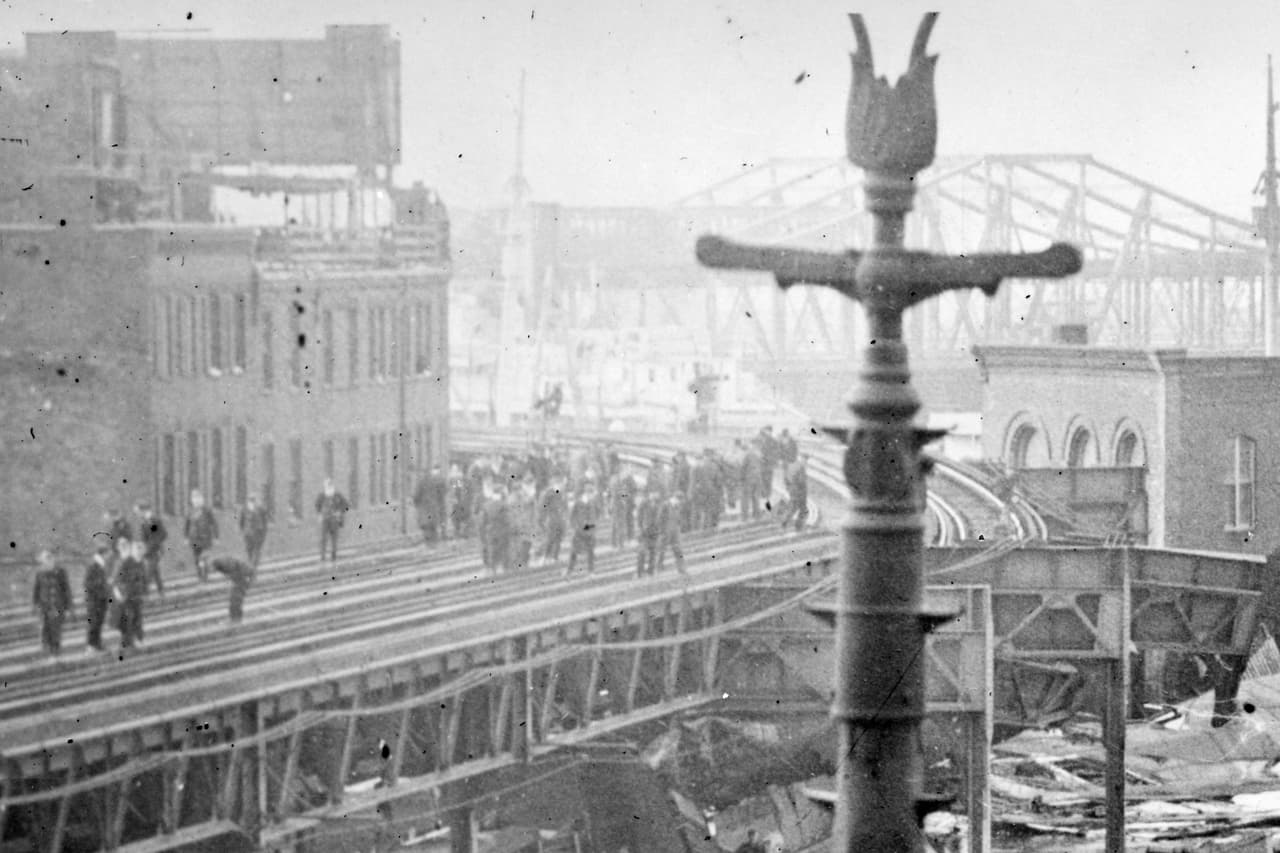 El tanque pertenecía a la empresa Purity Distilling Co, y utilizaban la melaza para fabricar ron antes de que fuera prohibida la producción, venta y consumo de alcohol en todo el país. Argumentaron que había sido violado por anarquistas, aunque las investigaciones concluyeron que estaba mal construido.