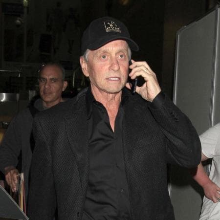 Michael Douglas fue denunciado por acoso sexual en 2018 por la autora y periodista Susan Braudy, que reveló que durante los 80’s y durante una reunión privada en su apartamento, el ganador de un Oscar se masturbó frente a ella y su amante.