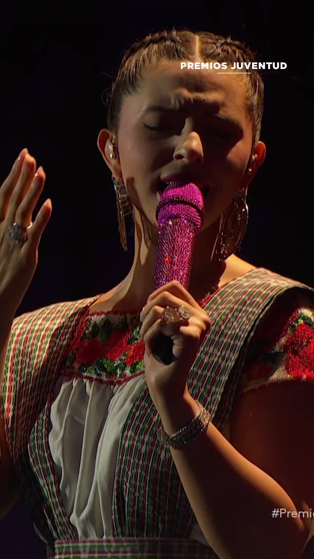 Ángela Aguilar la rompe con su presentación en los Premios Juventud
