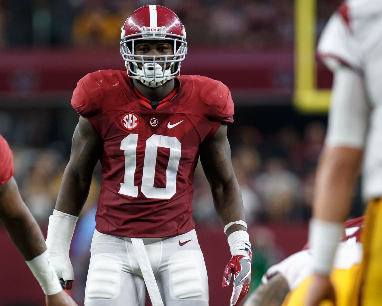 <b>31 REUBEN FOSTER | LB San Francisco 49ers</b>
<br>Universidad: Alabama
<br>Estatura: 6’
<br>Peso: 229 libras
<br>
<br>Destacar: All-American y MVP del juego de campeonato de la SEC la temporada pasada.
<br>
<br>Resumen: Jugador con problemas de vicios que es probablemente demasiado ligero para jugar como linebacker medio en la NFL.
<br>
<br>Conclusión: Cuatro primeros rounders para Alabama, hace que sea la escuela con más selecciones desde 2012.