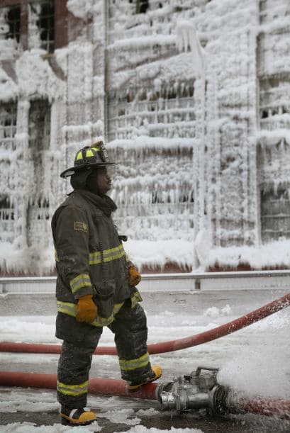 El Chicago un voraz incendio en un almacén permitió demostrar las consecuencias del intenso frío.