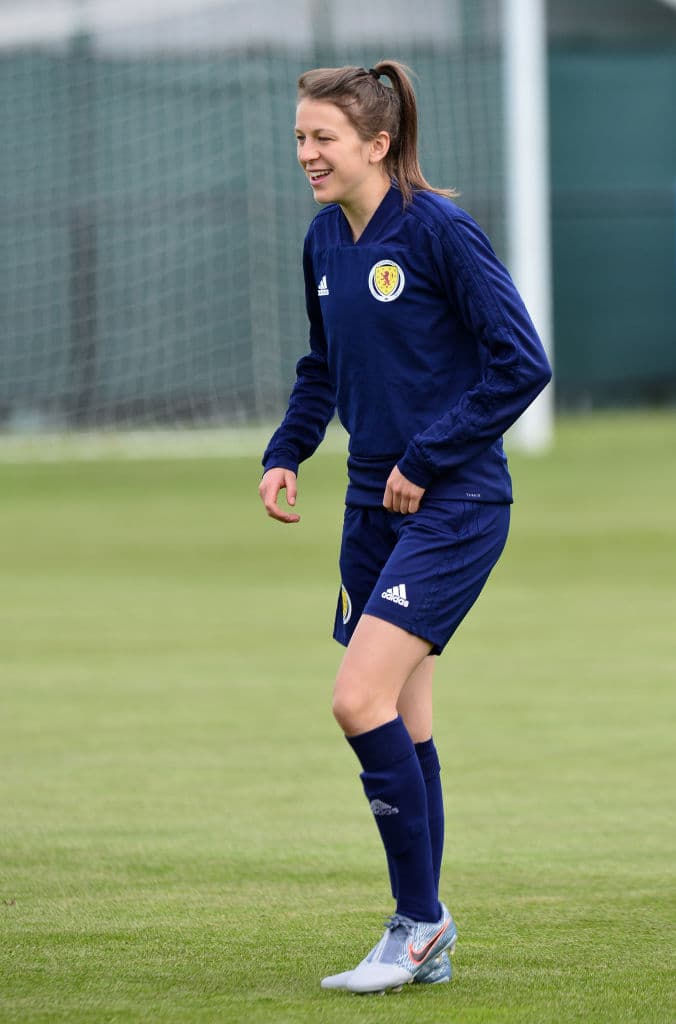 La Selección femenil de Escocia cerró su preparación para participar en su primera aventura en una Copa Mundial Femenina cuando el domingo próximo hagan su presentación en una competencia de esta envergadura ante, ni más ni menos que, Inglaterra, una nación con una gran rivalidad en el campo de fútbol sin importar la rama o la categoría. En medio de la última práctica antes de viajar a Francia algunas jugadoras participaron en una interesante sesión fotográfica.
