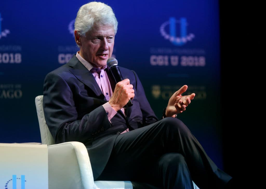 Clinton se distancia de financista acusado de violar menores, pero documentos indican que voló en repetidas ocasiones en su avión privado