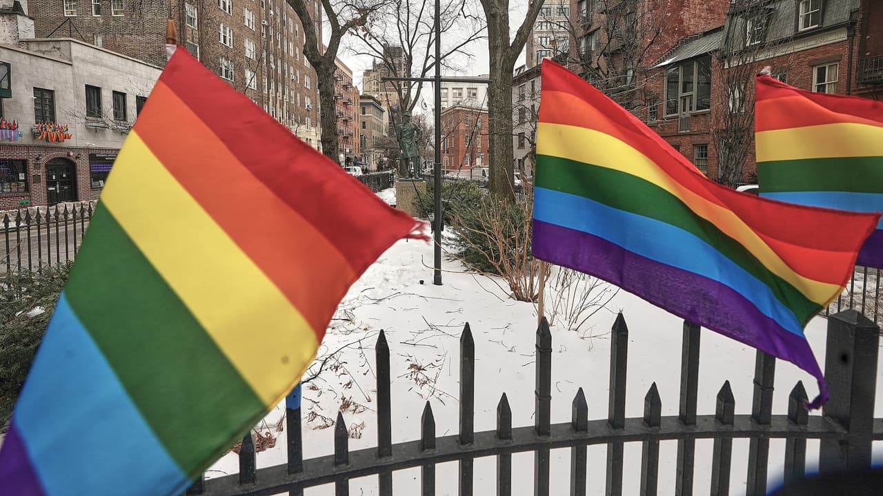Retiran bandera del Orgullo en Stonewall desatando protestas y críticas a la administración Trump