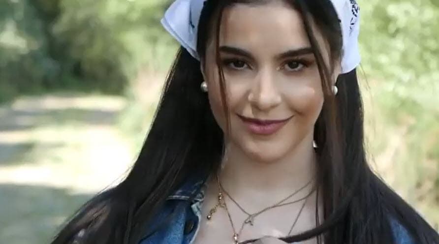 En cambio, Ana Paula, la festejada, reconoció que a ella sí le gustaría ser actriz. "A mí me encanta, pero quiero acabar mi carrera, entonces, ojalá y sí. Me gusta mucho actuar, cantar y me encanta bailar. 
<b><a href="https://www.univision.com/famosos/una-de-las-hijas-de-biby-gaytan-desea-seguir-los-pasos-de-su-madre-y-pronto-participara-en-una-obra-fotos" target="_blank">El teatro musical sería mi ideal</a></b>, pero los tres me gustan mucho", dijo en octubre pasado en entrevista con medios de comunicación. 
<br>