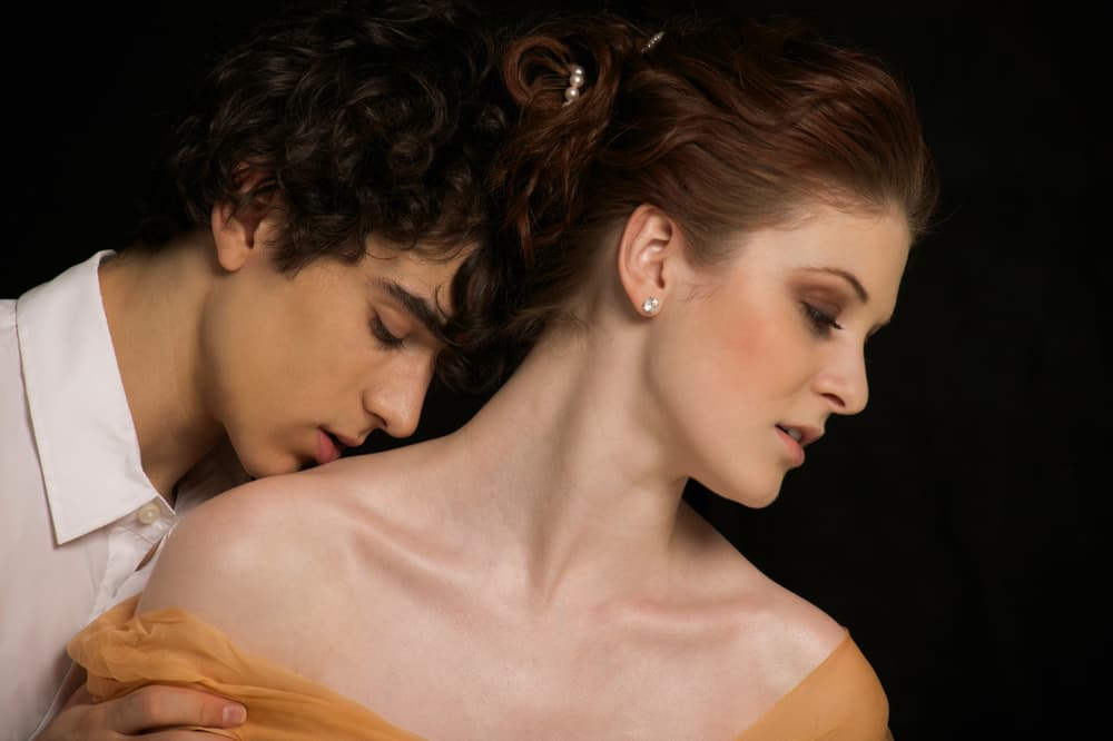 <b>Géminis</b>
<br>
<b>Región que debes explorar: Los hombros</b>
<br>Los hombros, brazos y sobre todo las manos son puntos claves dentro de la sexualidad de tu signo geminiano, regido por el planeta Mercurio, y caracterizado por la comunicación y la agilidad mental. Un punto muy importante a la hora de la conquista es la palabra. ¿Conoces la presión de los hombros? 
<br>Ese masaje que tan bien nos hace cuando estamos tensos, con las manos apretando los hombros y la parte superior del tronco? Además de relajante es una gran herramienta en el juego del amor.