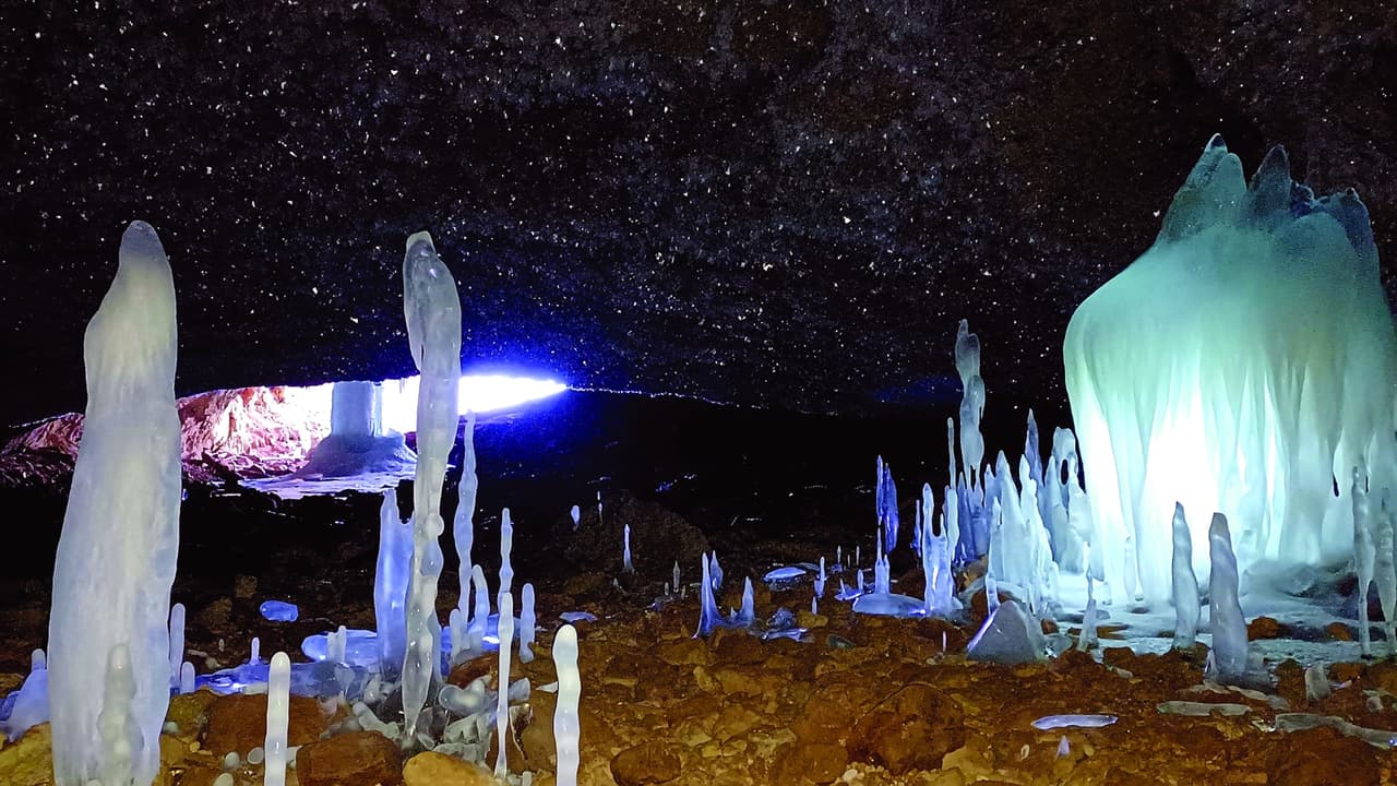 <b>Big and Litte Brush Greek Ice Caves:</b> Son dos cuevas dentro de 
<b>Madison Limestone</b>, que contiene múltiples sumideros. Se formaron cuando las 
<b>aguas subterráneas ácidas disolvieron la caliza</b> y la arrastraron hasta allí.