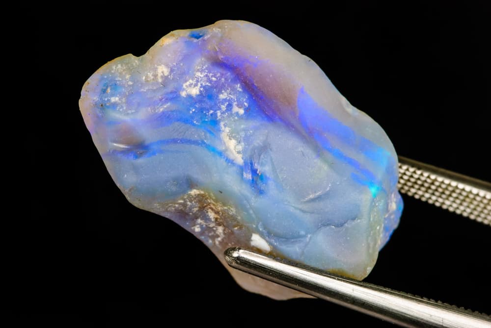 También ha sido conocida como "la piedra de los artistas", ya que tiene la capacidad de sacar todos nuestros talentos ocultos, ampliando nuestra intensidad mental y eliminando el escepticismo, melancolía e indiferencia.