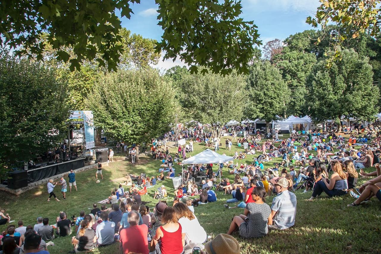 <b>Evento</b>: Candler Park Fall Fest
<br>
<b>Fechas</b>: 30 de septiembre y 1 de octubre
<br>
<b>Lugar</b>: Candler Park
<br>
<b>Sitio web</b>:
<a href="https://fallfest.candlerpark.org/">https://fallfest.candlerpark.org/</a>
<br>
<br>Celebrado en el hermoso Candler Park, el Fall Fest presenta a más de 100 artistas, música local y algunos de los mejores vendedores de comida que Atlanta tiene para ofrecer. El festival presenta una carrera de 5 km, una zona para niños y un recorrido por casas que muestra la hermosa arquitectura de Candler Park.