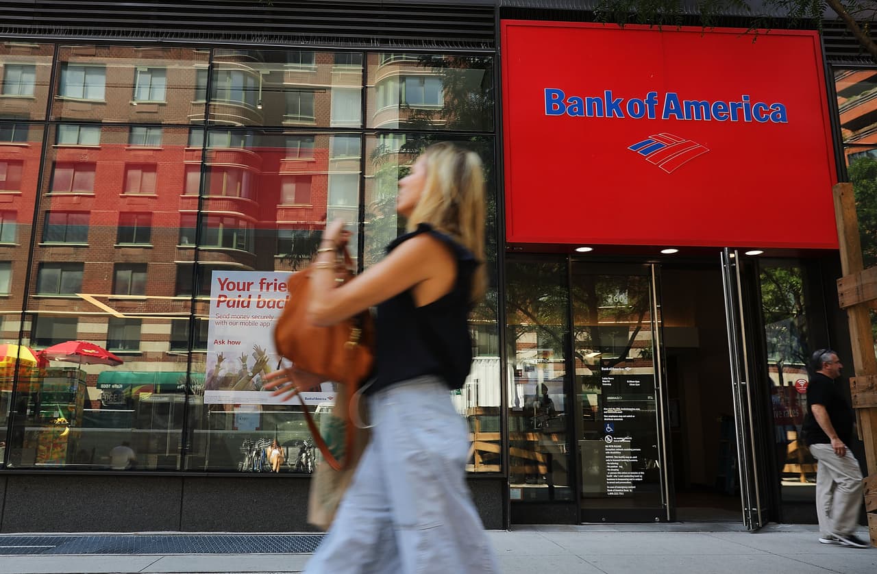 <b>Bank of América. </b>Puesto 18.
<br>
<b>Cantidad de empleados a nivel global</b>: 204,000.
<br>
<b>Principales sedes en EEUU: </b>Nueva York, Charlotte y Dallas-Fort Worth.
<br>
<b>Habilidades más demandadas: </b>economía y lenguajes de programación Java y HTML.
<br>
<b>Puestos de trabajo con más nuevas contrataciones: </b>finanzas, ventas, soporte.