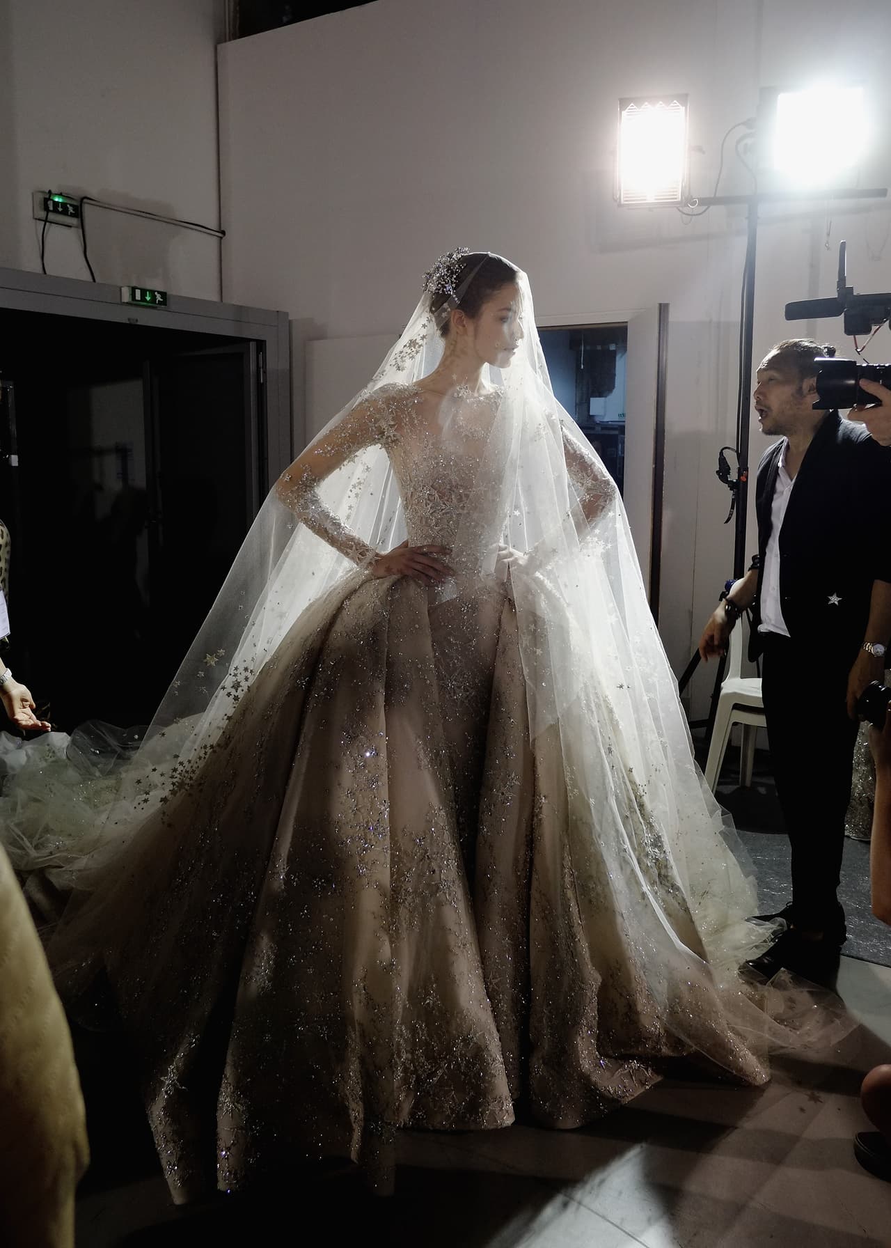 Algo muy parecido a esto podría usar la estrella de TV y cine.