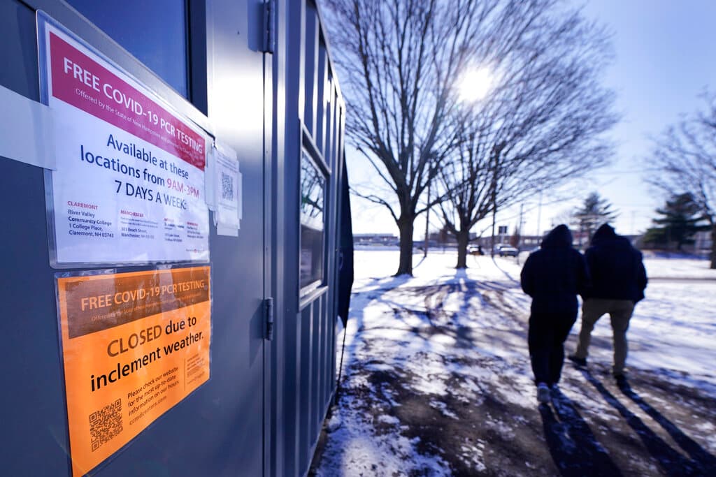 Algunos sitios de prueba de covid-19 en Nueva Hampshire y Massachusetts cerraron en respuesta al frío, y se abrieron centros de calentamiento en toda la región para las personas que necesitaban refugio temporal de las bajas temperaturas.