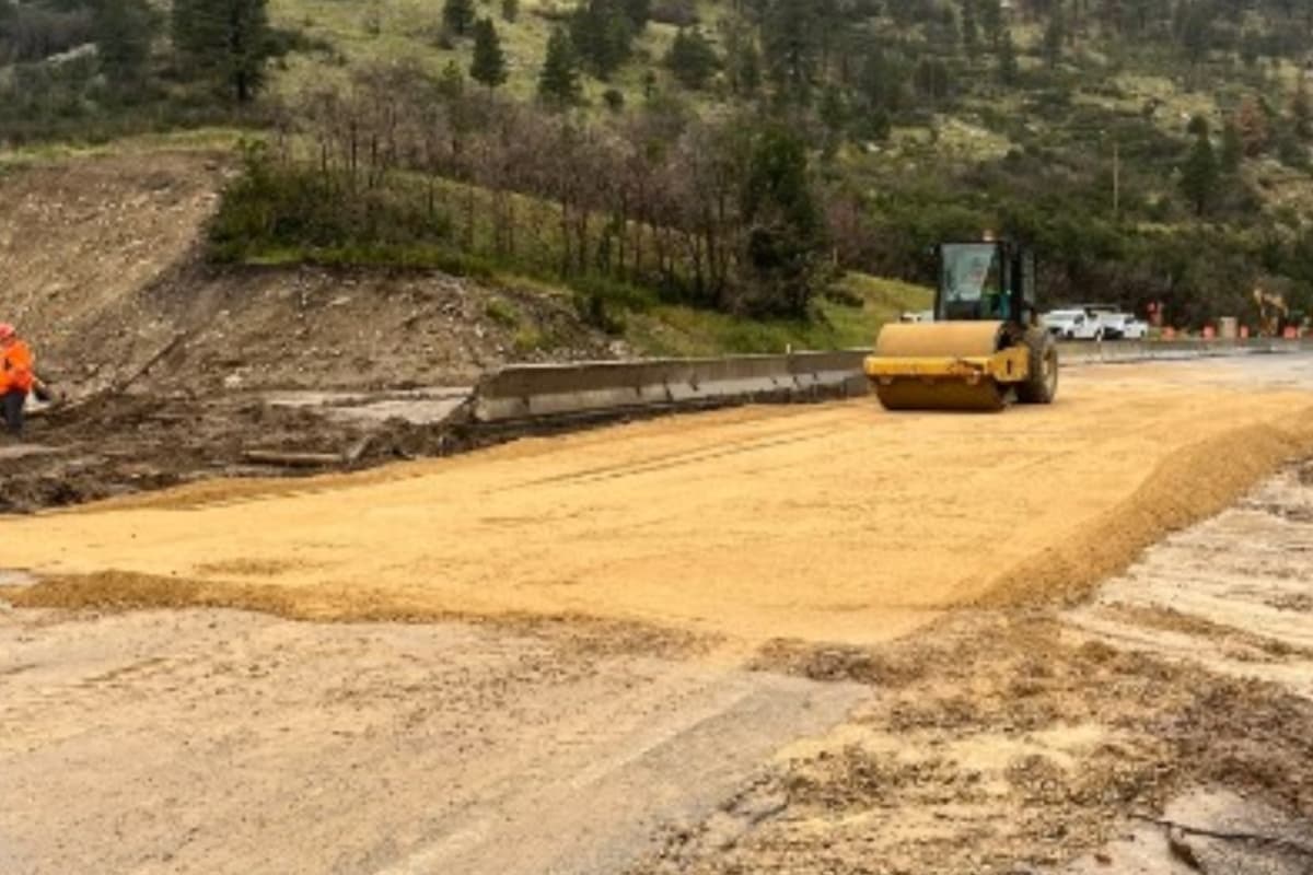 Trabajadores iniciaron de inmediato con los arreglos para poder abrir la carretera, pero los conductores necesitan buscar vías alternas.