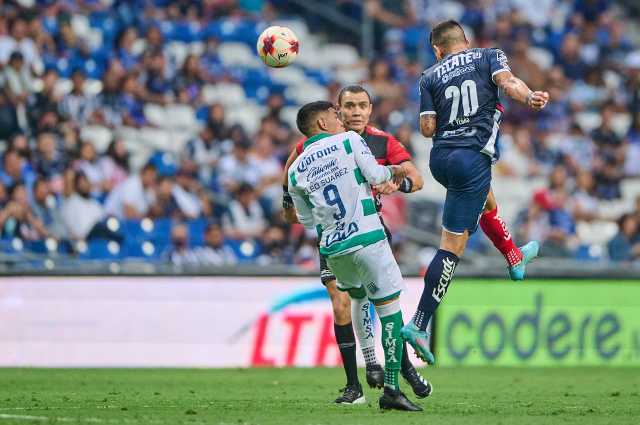 El último toque en el área y la definición fueron una constante en el segundo tiempo. Rayados y Santos perdonaron hasta el cansancio. Campbell se iba expulsado al 75’.
