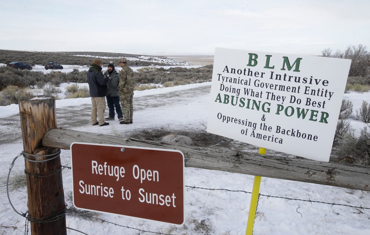 Ganaderos acusados en Oregon se entregan a policía mientras sigue ocupación en la reserva