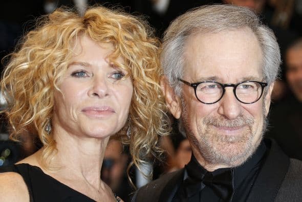 Y hasta la fecha, Steven Spielberg y Kate Capshaw siguen juntos - y Amy Irving vive de sus millones, seguramente. Más estrenos, escenas y fotos de películas aquí.