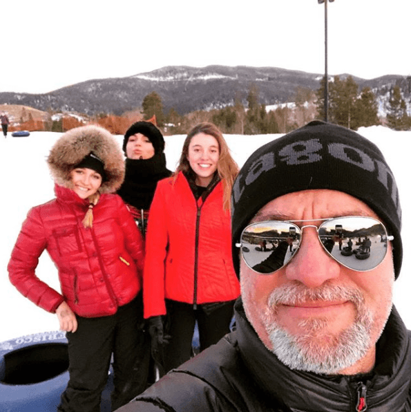 “Bueno, si mi papá entra a mi casa es para vernos a nosotras (sus hijas), es normal”, reiteró en ese momento la joven actriz. 
<br>