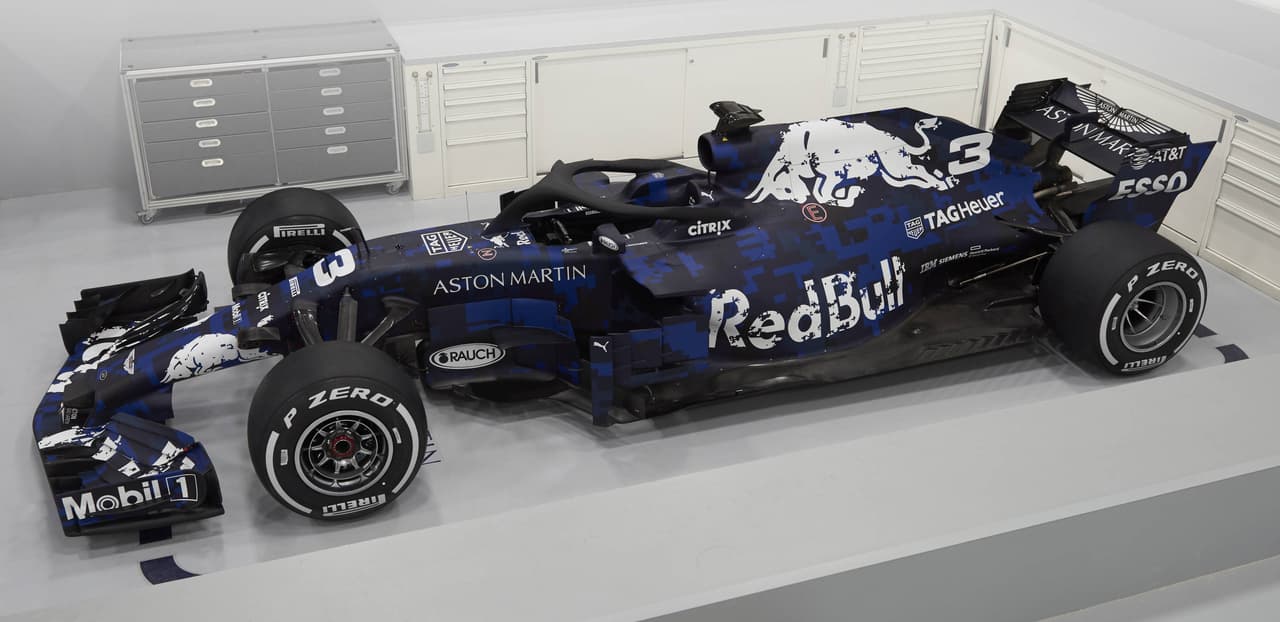 Aston Martin este año es nuevo patrocinador del equipo Red Bull y vemos su presencia en el decorado. Destaca su nombre en el lateral delantero y en el alerón trasero.