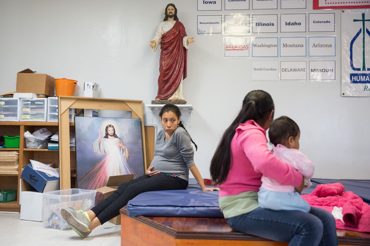 Una salvadoreña embarazada permanece, junto a otros inmigrantes, en el centro de socorro de Caridades Católicas de McAllen, Texas.