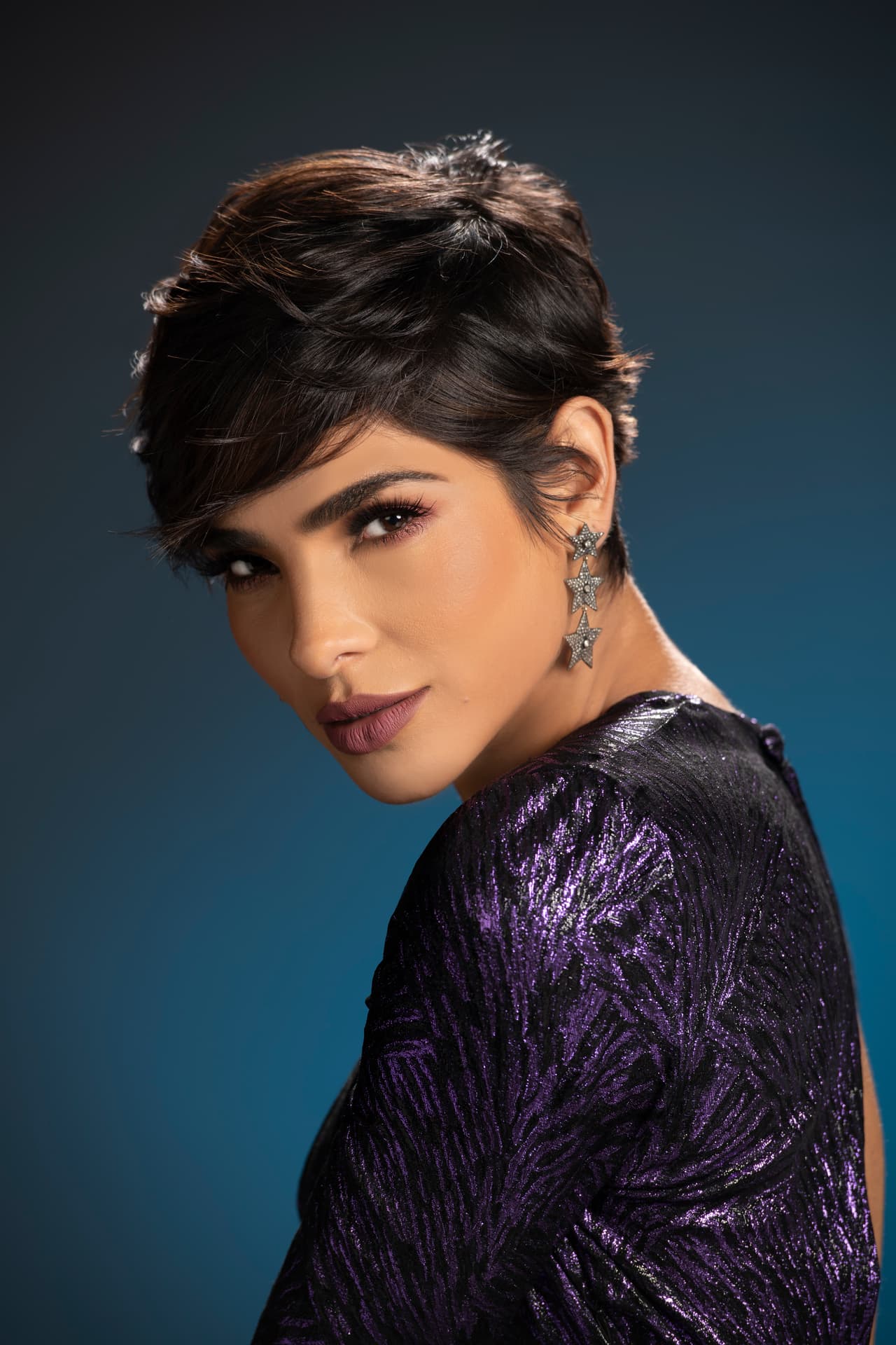 Nuestra presentadora favorita, Alejandra Espinoza, regresa a las pantallas de Univision, ahora con la misión de conducir 
<a href="https://www.univision.com/temas/la-reina-de-la-cancion">Reina de la Canción</a>, competencia musical que busca una nueva estrella que brille sobre el escenario.