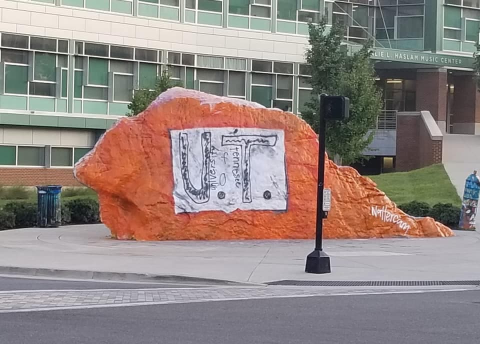 El logo que hizo el alumno y que fue motivo de burla, ahora está por todos lados en la universidad.