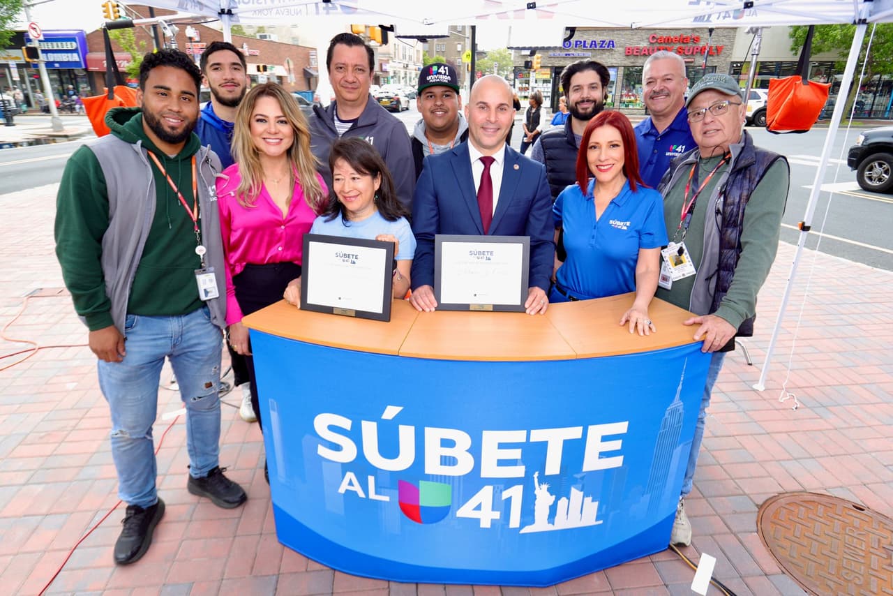 Los invitados a Súbete al 41 en Perth Amboy, Nueva Jersey, con el equipo periodístico y técnico de Noticias Univision 41.