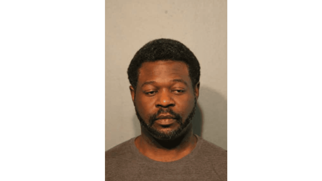 Acusan a un hombre por la muerte a tiros de una mujer en un Walgreens al noroeste de Chicago