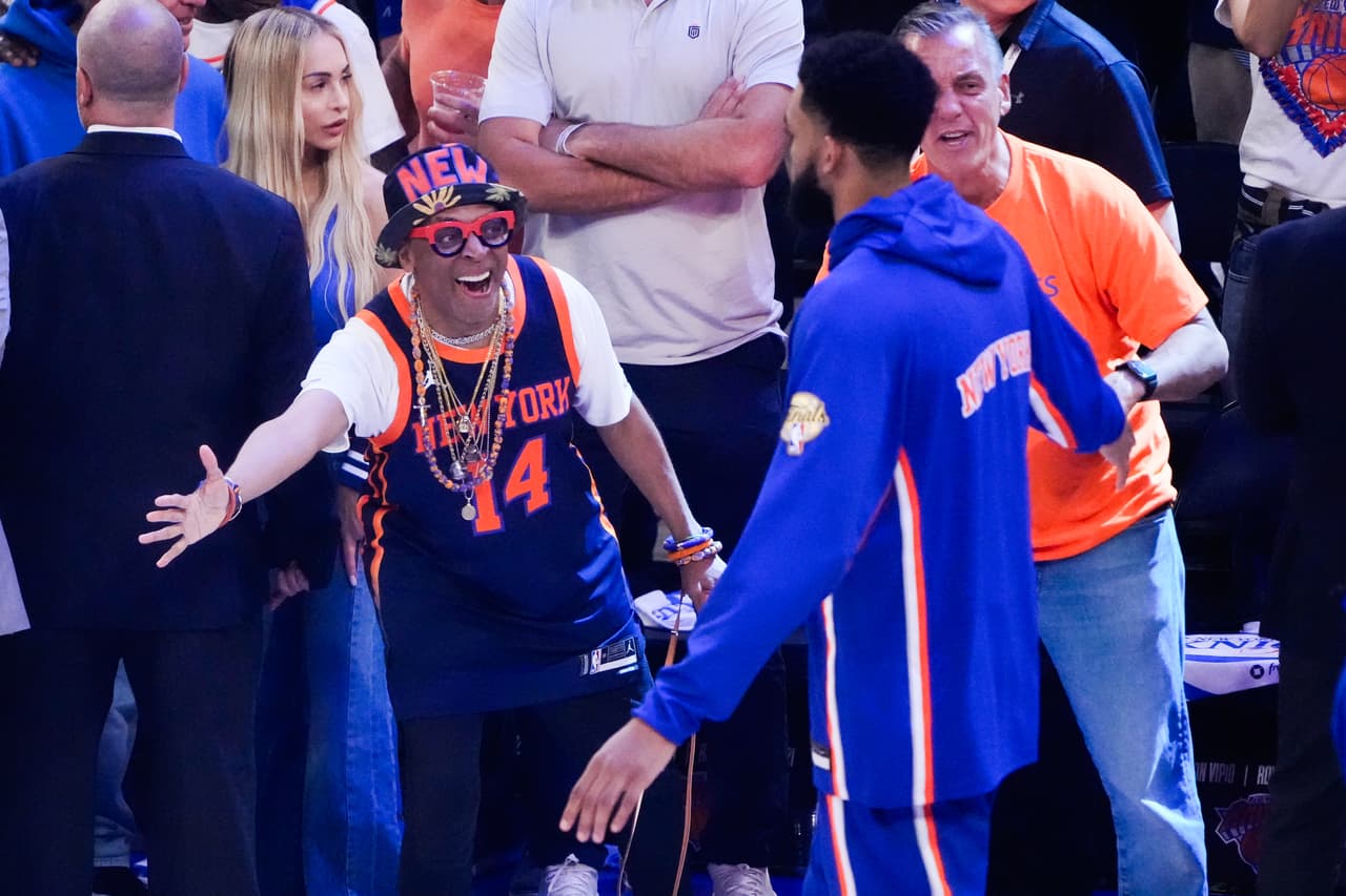 El cineasta Spike Lee sonríe durante el calentamiento previo al tercer partido de la serie de las Finales de la NBA entre los San Antonio Spurs y los New York Knicks.
