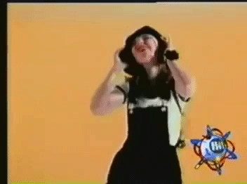 Lynda Aguirre Thomas, mejor conocida artísticamente como Lynda, obtuvo gran auge musical en la década de los 90 con éxitos como 'Blue jeans', 'Dile' y 'Gira que gira'.