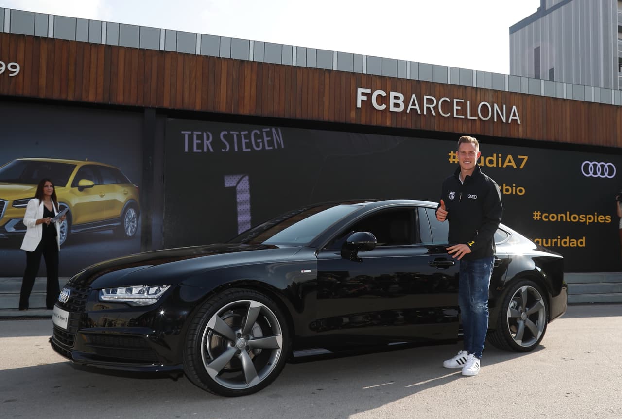 Uno de los pocos que eligió el 
<b>A7 Sportback</b> fue 
<b>Marc-André Ter Stegen</b>. El guardameta alemán se decidió por el color negro, que en la imagen hace juego con su chaqueta.