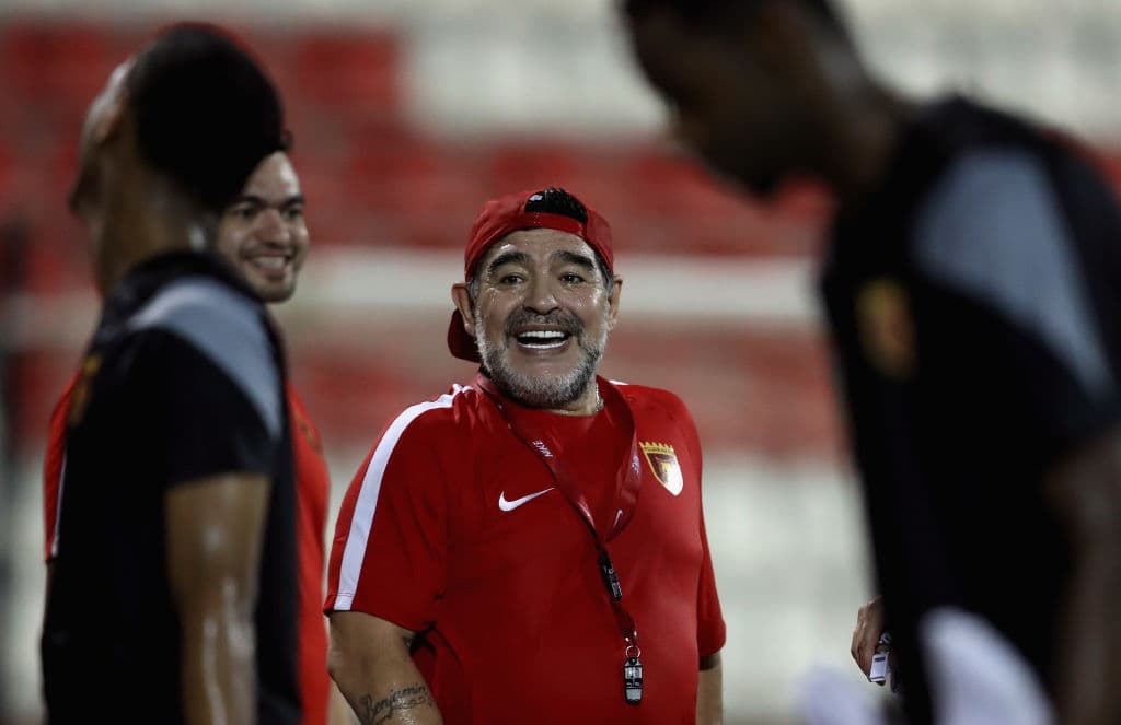 2012: Ya se evidenciaba un nuevo cambio en la salud de Maradona al evidenciarse el sobrepeso de vuelta mientras dirigía al club Al-Wasl de Emiratos Árabes.
