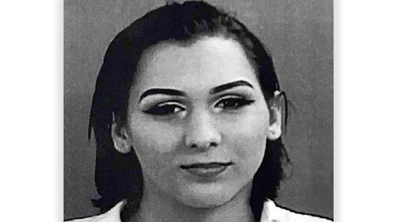 Janny Martínez Rodríguez, de 20 años de edad, es acusada de robarle pertenencias al piloto Jason Parsons.