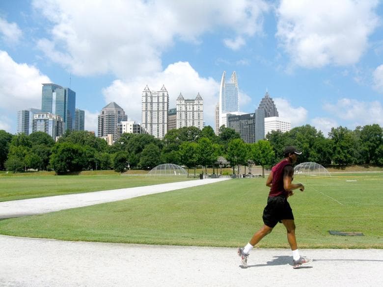 <b>Piedmont Park (1320 Monroe Dr NE, Atlanta).</b> Explora el icónico Piedmont Park de Atlanta en este popular circuito de 4 millas de ritmo constante, que pasa por los lugares más pintorescos del parque y algunas gemas ocultas. Vistas panorámicas del horizonte. Prados cubiertos de hierba bañados por el sol. Sombrías arboledas de altísimos árboles. Y milla tras milla de senderos pavimentados suavemente ondulados que se entrelazan y recorren el hermoso y diverso terreno, los patios de recreo y las áreas de reunión de Piedmont Park. No es de extrañar que Piedmont Park sea uno de los puntos clave de la ciudad para correr y hacer ejercicio en Atlanta.