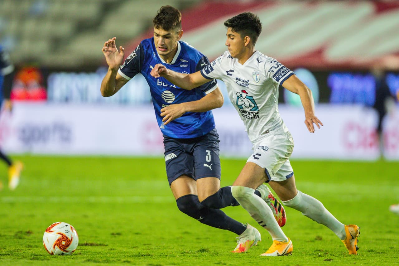 Monterrey y Pachuca arrancan peleando por la posesión del balón en el medio campo.